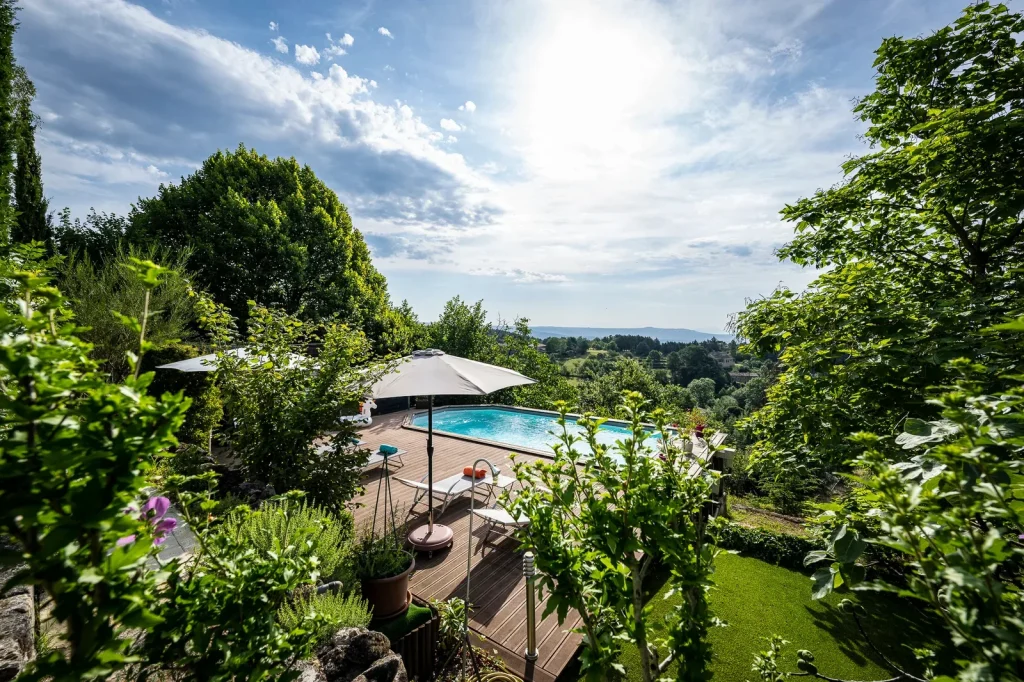 Hébergement avec vue sur la montagne en ardèche