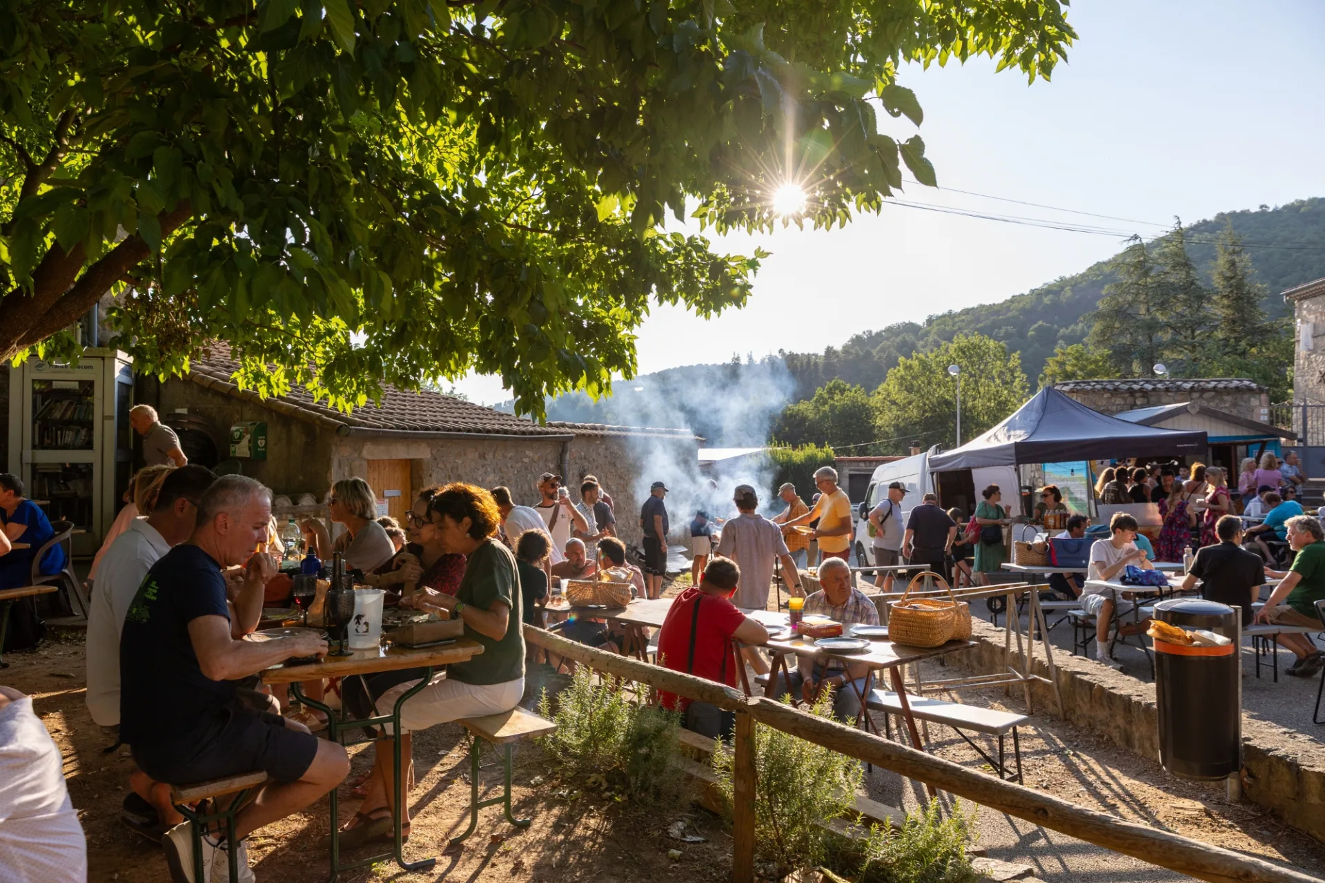 Petits marchés d'été, le soir dans les villages