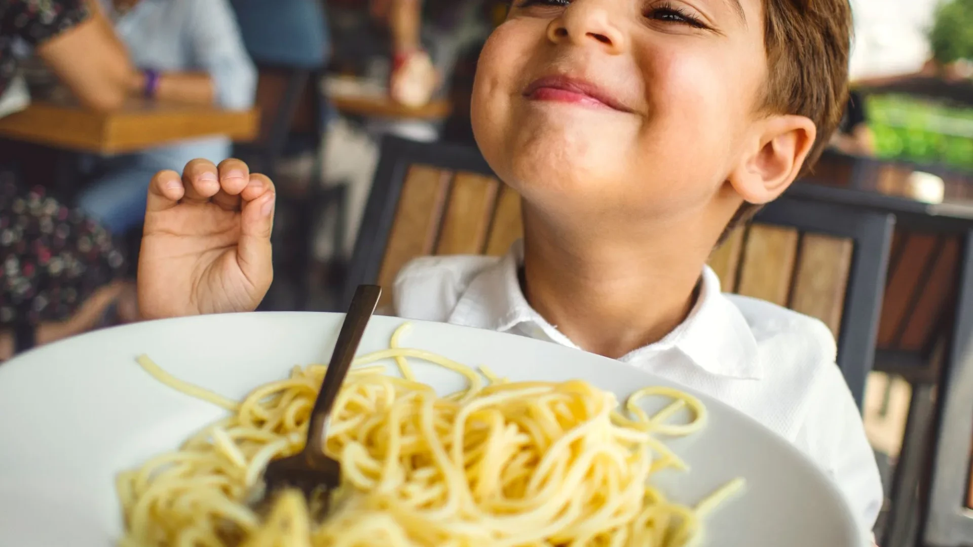 enfant au restaurant