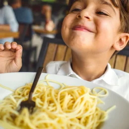 enfant au restaurant