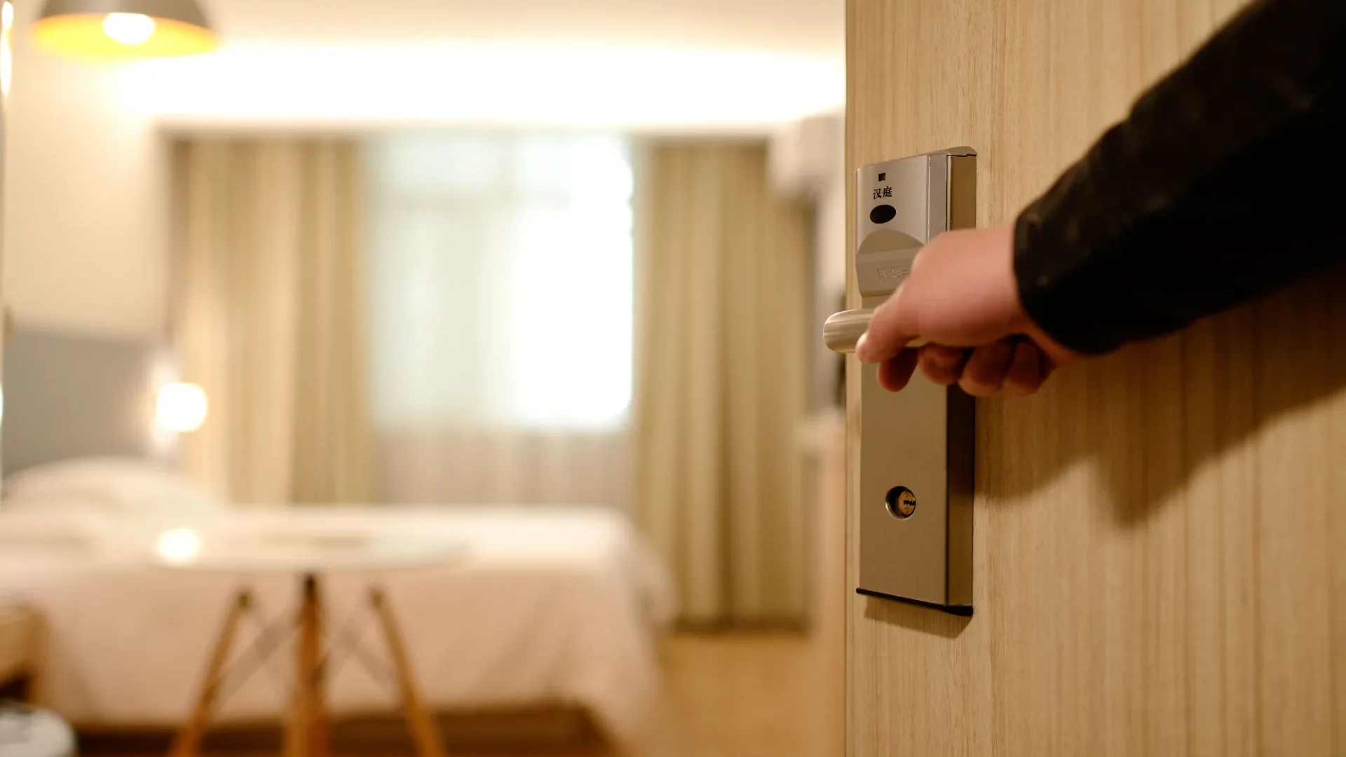 Arrivée dans un logement pour une cure thermale en Ardèche.