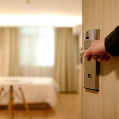 Arrivée dans un logement pour une cure thermale en Ardèche.