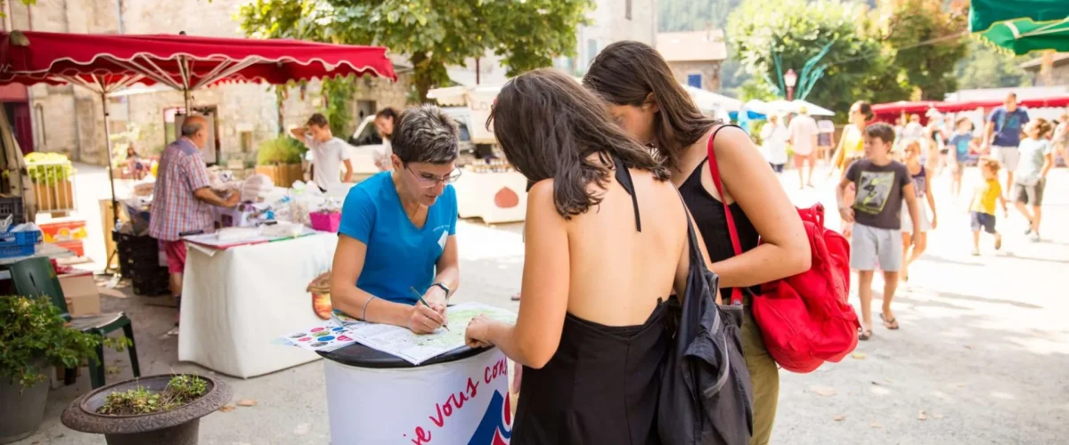 Accueil touristique sur le marché d'Antraigues en ardèche