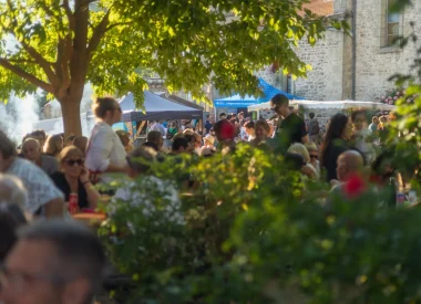 Ouvrir dans la galerie: Le rendez-vous des villageois ! 