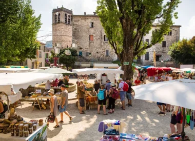 Ouvrir dans la galerie: la place un jour de marché 