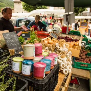 Le marché du mardi matin à Antraigues-sur-Volane