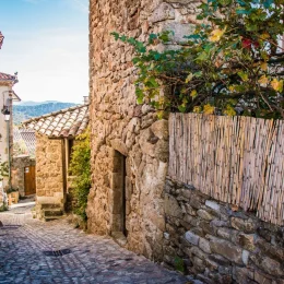 8 maisons de caractère et gîtes en pierre
