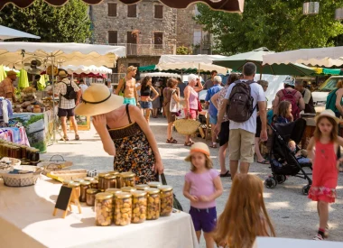 Ouvrir dans la galerie: la place un jour de marché 