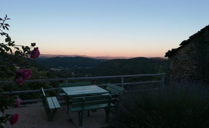 soleil couchant sur la terrasse panoramique