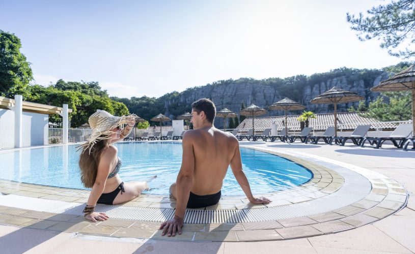 Piscine extérieure face aux falaises de Vogüé