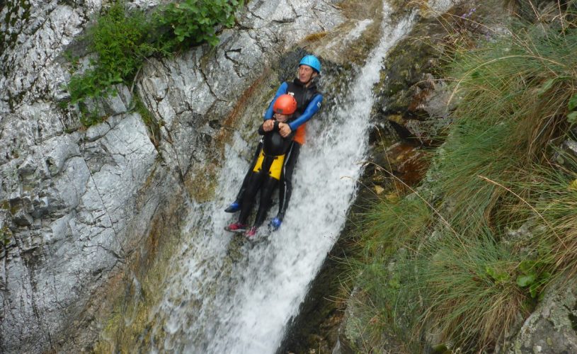 Toboggan en famille canyoning demi-journée Azéro en Ardèche