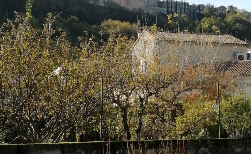 Vue du jardin sur le château d’Aubenas
