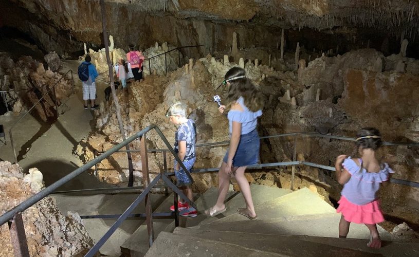 Grotte Forestière enfants qui visitent