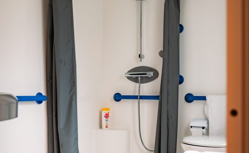 Salle de bain mobil-home PMR